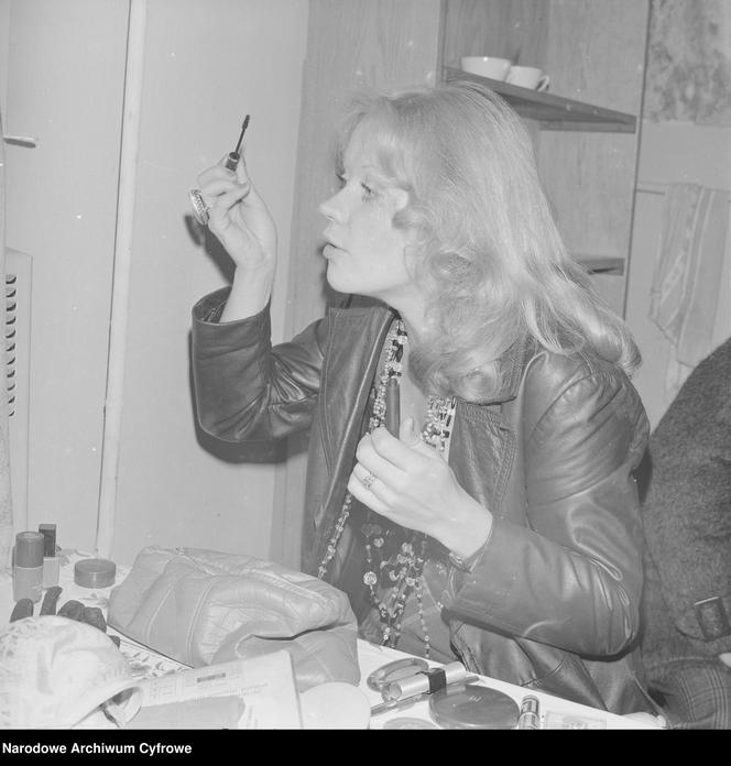 Kobieta robiąca makijaż, 1977 rok