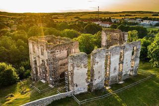 Najpiękniejsze zamki i pałace w Świętokrzyskiem. Lista TOP 10 [ZDJĘCIA]