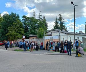 Niedaleko schroniska dla bezdomnych ustawia się kolejka głodnych. Karmi ich Fundacja Chlebek, twarożek i kiełbasa