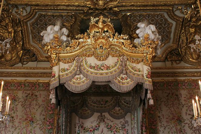 Baldachim w stylu Ludwika XIV. Bogactwu dekoracji snycerskiej towarzyszy bardzo formalne wykorzystanie tkaniny.