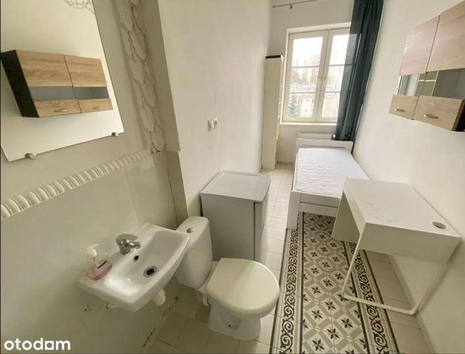 Kawalerka, jak więzienna cela. Sedes i lodówka obok łóżka. 9-metrowy „mikroapartament” za 1600 zł