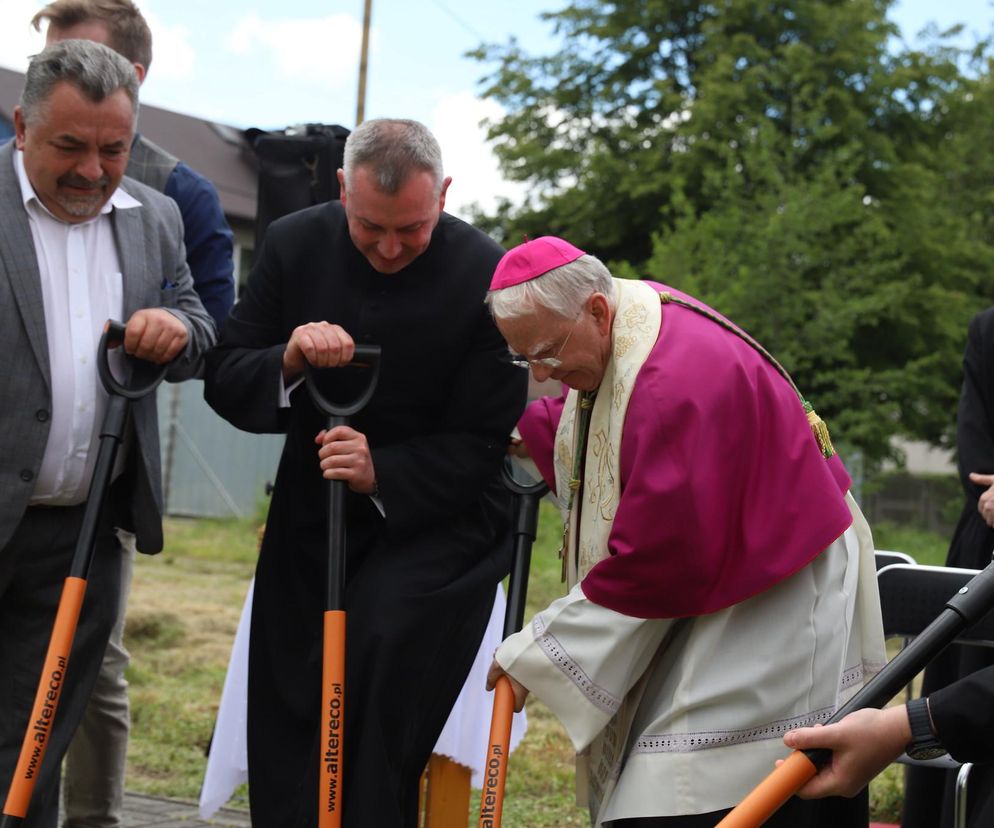 Poświęcenie placu pod rozbudowę Zakładu Opiekuńczo-Leczniczego Caritas w Zatorze 