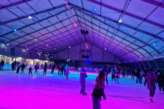 Lodowisko w Suchym Dworze organizuje ICE PARTY. Wpadliśmy zobaczyć, czy warto 