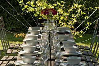Przyjęcie w ogrodzie - Jak zaaranżować stół w ogrodzie lub na tarasie?