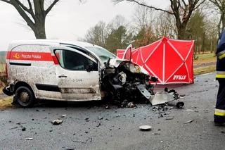 Tragedia pod Cybinką. Nie żyje pracownik Poczty Polskiej. Zginął na miejscu po uderzeniu w drzewo