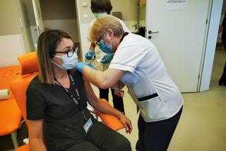 W Szpitalu św. Łukasza w Tarnowie ruszyły szczepienia przeciw COVID-19 [ZDJĘCIA, AUDIO] 