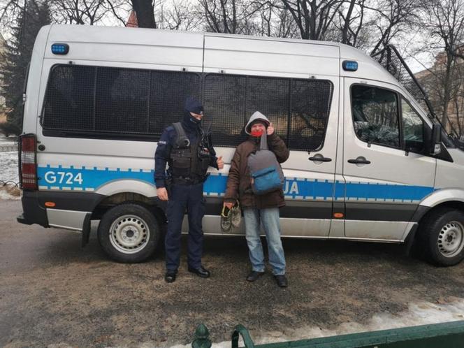 Policjanci dali bezdomnemu buty, by ten mógł pójść do pracy