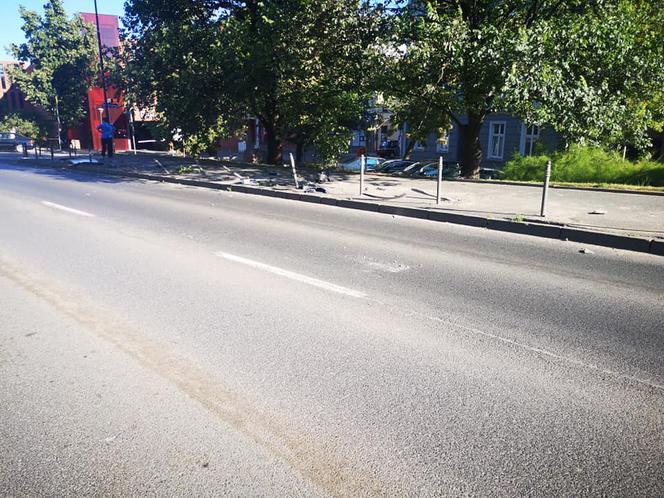 Poranny wypadek na Wałach Jagiellońskich w Bydgoszczy! Samochód uderzył w budynek Sądu Rejonowego! [ZDJĘCIA]