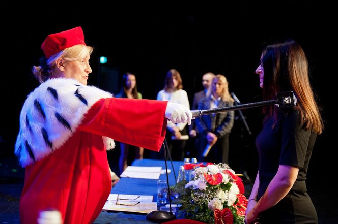 Podczas uroczystej ceremonii inauguracji nowego roku akademickiego 2024/2025 odbyła się tradycyjna immatrykulacja studentów i studentek pierwszego roku.