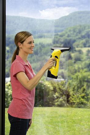 Mycie okien ułatwiają specjalne urządzenia