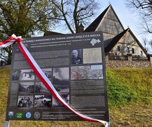 Drewniany kościół, cmentarz i miejsca pamięci w Trukolasach