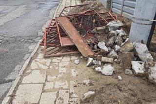 Zagracony chodnik na ul. Gołdapskiej w Olsztynie. Kierownik prac ukarany mandatem [ZDJĘCIA]