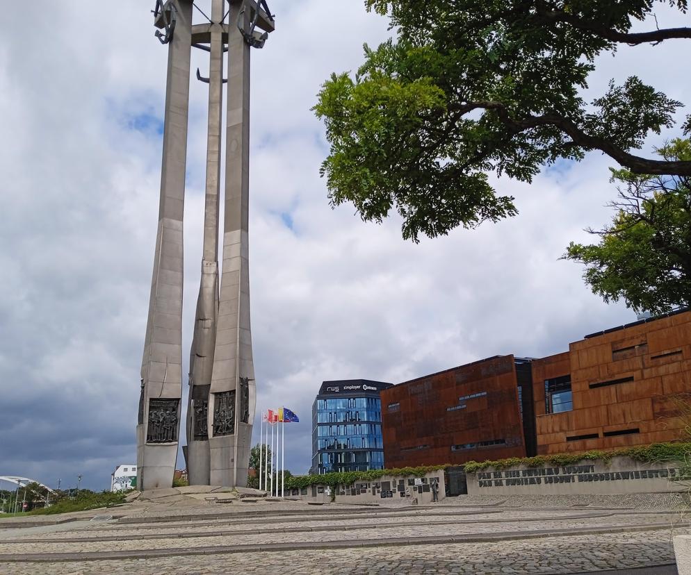 Wandale pomalowali pomnik Poległych Stoczniowców. Widnieje napis: Wybory nie. Wojna ludowa tak!