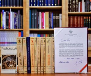 Narodowe Czytanie w Gołuchowie. Wspólna lektura poezji Kochanowskiego ... pod lipą