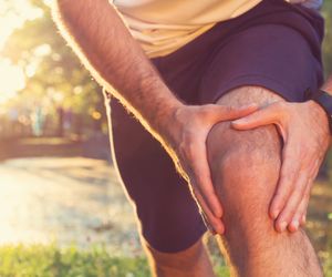 Klękanie obciąża kolana. Ortopeda radzi jak klękać, by nie nabawić się urazu