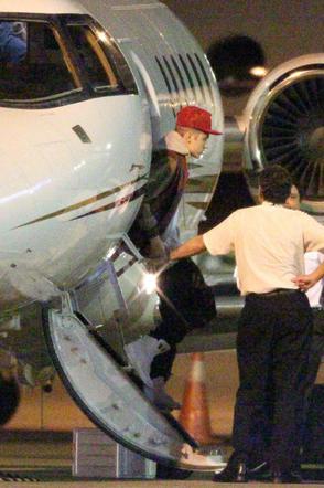 Selena Gomez i Justin Bieber - prywatny samolot na lotnisku w Sydney