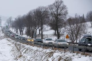 Święta pod Tatrami. Korki na zakopiance, trzeci stopień zagrożenia lawinowego, wcześniejsza rezerwacja parkingów