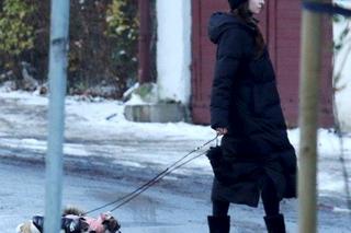 Marta Kaczyńska na zimowym spacerze ze swoimi pieskami