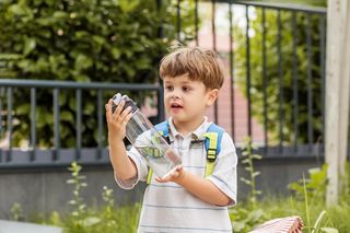 Polacy tak piją wodę i jeszcze dają dzieciom. Nawet 2 mln bakterii na 1 mm. Mamy prosty sposób, jak temu zaradzić