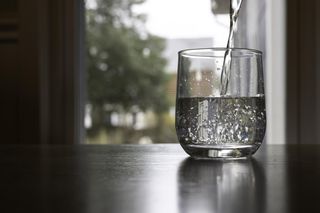 Owoce morza i woda w butelce mogą być cichym winowajcą problemów z pamięcią. Nikt o tym nie mówi