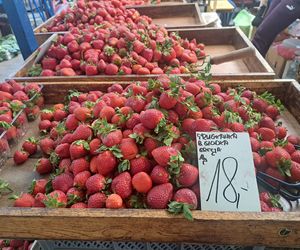 Ceny truskawek na Starym Kleparzu w Krakowie