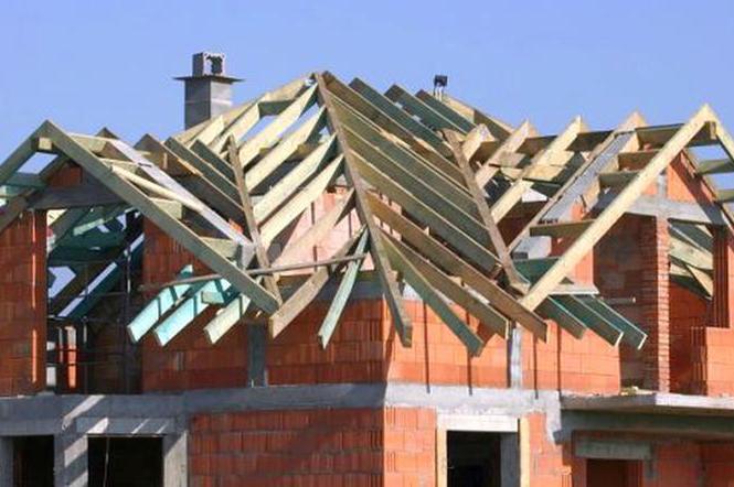 Więźba dachowa bez błędów. Radzimy, jak sprawdzić zamówione drewno i skontrolować pracę cieśli