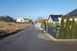 Spacerowa w Rzeszowie - wąską polną dróżką do dużych deweloperskich osiedli