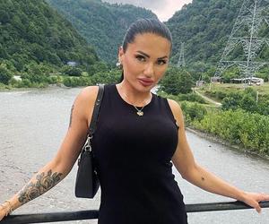 Ewa Brodnicka pluska się w basenie w skąpym bikini. Jej piersi ponętnie falują w błękitnej wodzie, gorące wideo trafiło do sieci