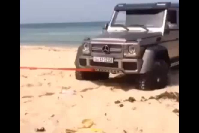 Terenowy Mercedes za 2 miliony złotych utknął na plaży