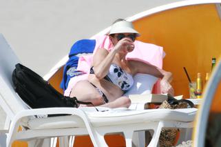 Agnieszka Dygant. Przykryła piersi chusteczką