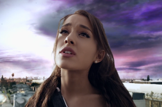 Teledysk Ariany Grande do One Last Time: seksowna, nawet kiedy kończy się świat! [VIDEO]