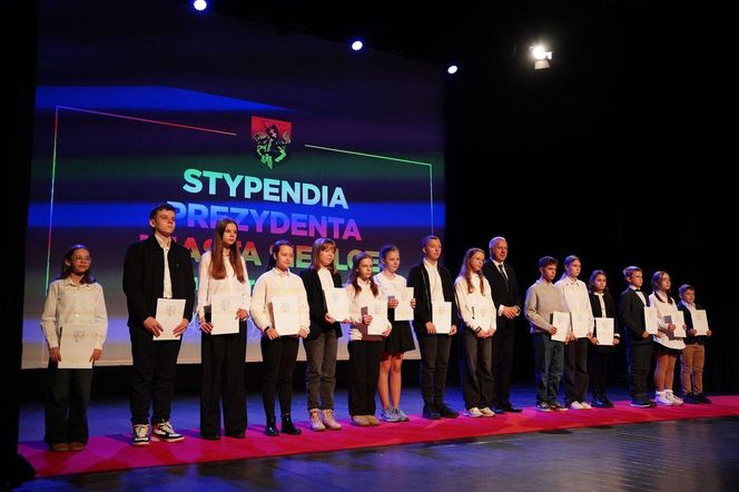 Stypendia Prezydenta Miasta Siedlce wręczone. Zobacz zdjęcia