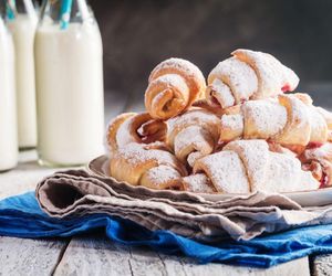 Wkładam po jednej kostce i zawijam. Rogaliki twarogowe z tym dodatkiem to hit w moim domu