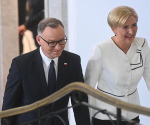 Agata Duda z kokardą na ramieniu w Sejmie