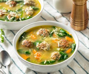 Włoska zupa weselna z klopsikami drobiowymi i szpinakiem