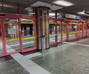 Utrudnienia w metrze. Linia M1 kursuje w dwóch pętlach 