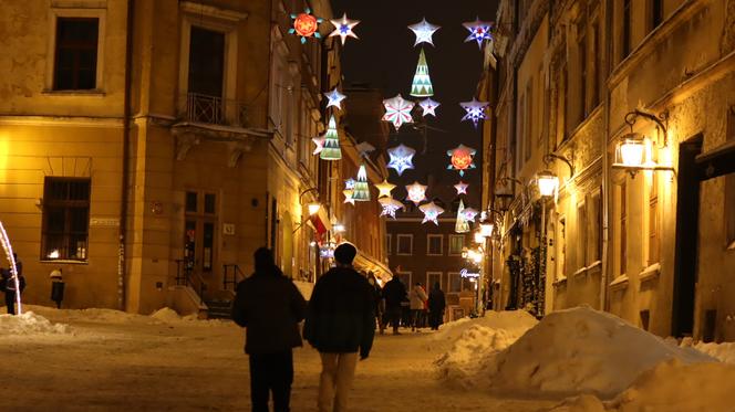 Lublin wieczorową porą. W mieście świąteczne ozdoby i hałdy śniegu. Zobacz zdjęcia!