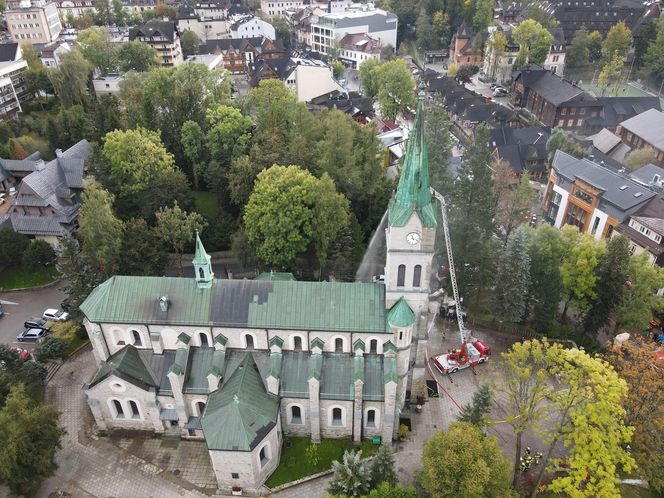 Dym przy Sanktuarium Świętej Rodziny na Krupówkach. Ćwiczenia strażaków w Zakopanem