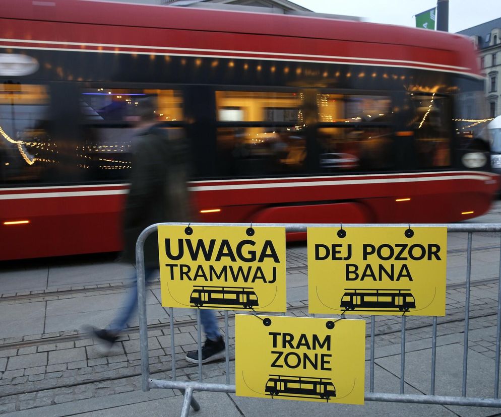 To jest najdłuższa linia tramwajowa w Polsce. Ponad 100 przystanków i 8 miast