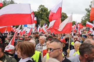 Tłumy na ulicach Warszawy z okazji zaprzysiężenia Karola Nawrockiego