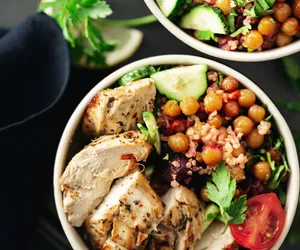 Zachwycający dressing z masłem migdałowym. Dzięki niemu będziesz codziennie jadać tę sałatkę