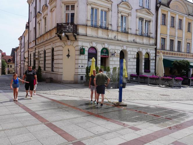 Tarnów walczy z falą upałów. Na ulicach rozdawana jest woda, stanęły również kurtyny wodne