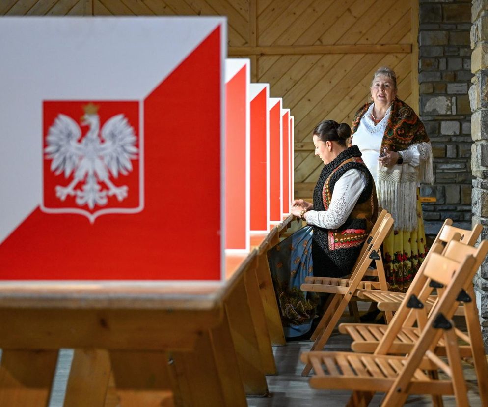 Górale głosują w jednym z lokali wyborczych w Poroninie