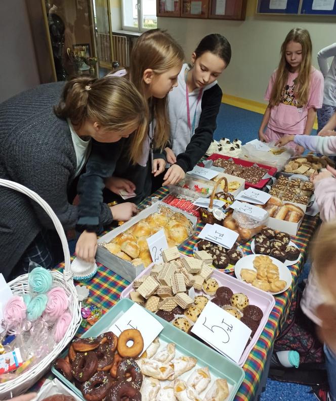 ZOBACZ ZDJĘCIA z Dnia w Piżamie oraz kiermaszu charytatywnego w Szkole Podstawowej nr 4 w Siedlcach w 2022 roku: