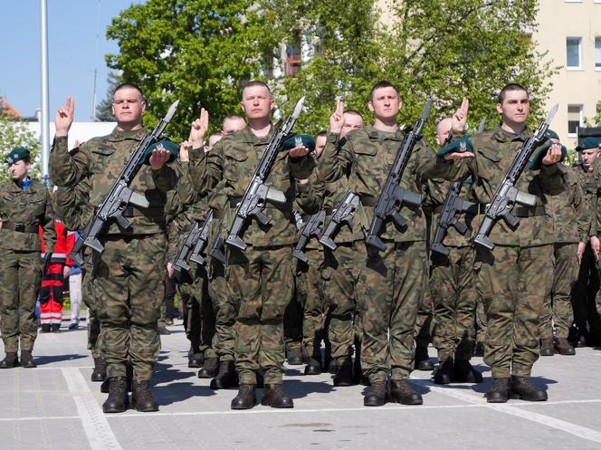 Ponad stu żołnierzy na Placu Solidarności w Olsztynie. Złożyli uroczystą przysięgę [ZDJĘCIA]