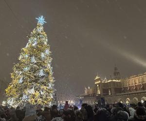 Choinka rozbłysła na Rynku Głównym. Tak wygląda Kraków w zimowej scenerii! 