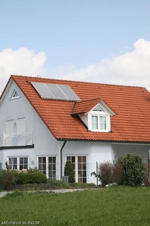Kolektor słoneczny na dachu domu jednorodzinnego