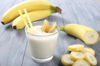 Koktajl energetyczny z bananem, cytrusami i jogurtem