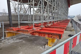 Tak wygląda uszkodzony dach nad przystankiem tramwajowym we Wrocławiu. Miasto zabezpiecza go ogromnymi podporami 