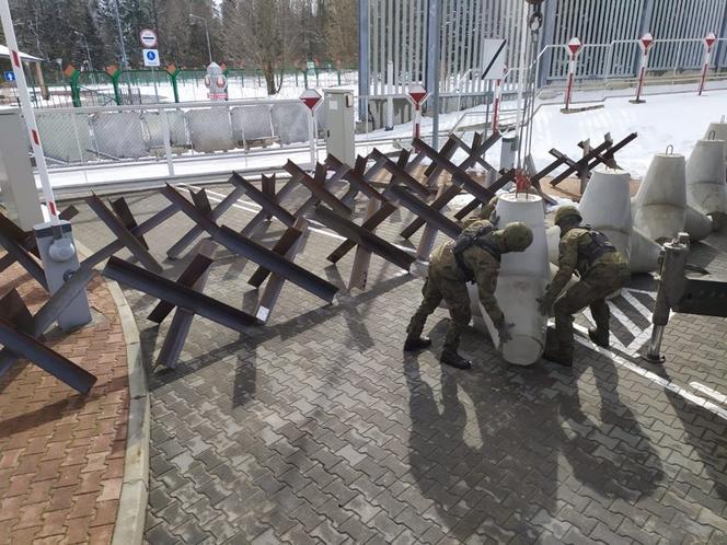 Zapory przeciwczołgowe na granicy z Białorusią. Szef MON: To element naszej strategii obrony i odstraszania